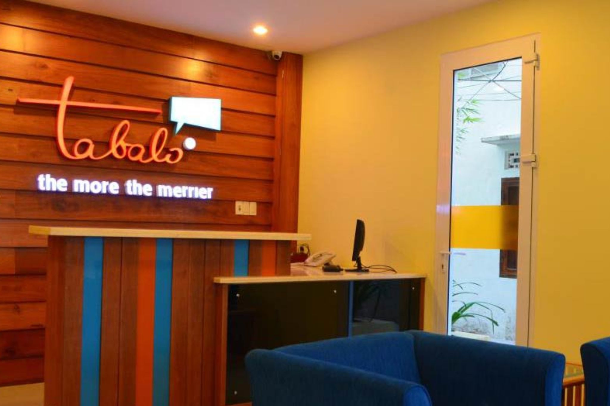 thiêt kế quầy lễ tân hostel 8